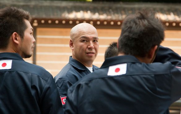 Right-wing groups and others paying respects to Japan's war dead as seen at Yasukuni Shrine on August 15 Right-wing groups and others paying respects to Japan's war dead as seen at Yasukuni Shrine on August 15