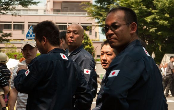 Right-wing groups and others paying respects to Japan's war dead as seen at Yasukuni Shrine on August 15 Right-wing groups and others paying respects to Japan's war dead as seen at Yasukuni Shrine on August 15