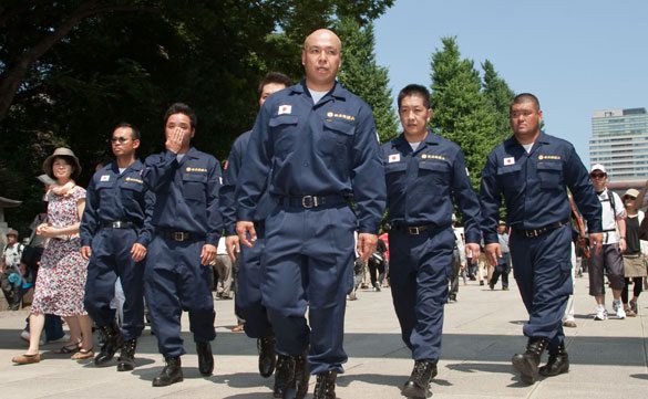 Right-wing groups and others paying respects to Japan's war dead as seen at Yasukuni Shrine on August 15 Right-wing groups and others paying respects to Japan's war dead as seen at Yasukuni Shrine on August 15