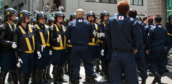 Right-wing groups and others paying respects to Japan's war dead as seen at Yasukuni Shrine on August 15 Right-wing groups and others paying respects to Japan's war dead as seen at Yasukuni Shrine on August 15
