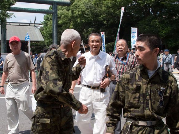 Right-wing groups and others paying respects to Japan's war dead as seen at Yasukuni Shrine on August 15 Right-wing groups and others paying respects to Japan's war dead as seen at Yasukuni Shrine on August 15