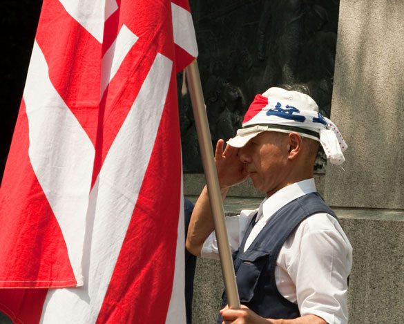 Right-wing groups and others paying respects to Japan's war dead as seen at Yasukuni Shrine on August 15 Right-wing groups and others paying respects to Japan's war dead as seen at Yasukuni Shrine on August 15