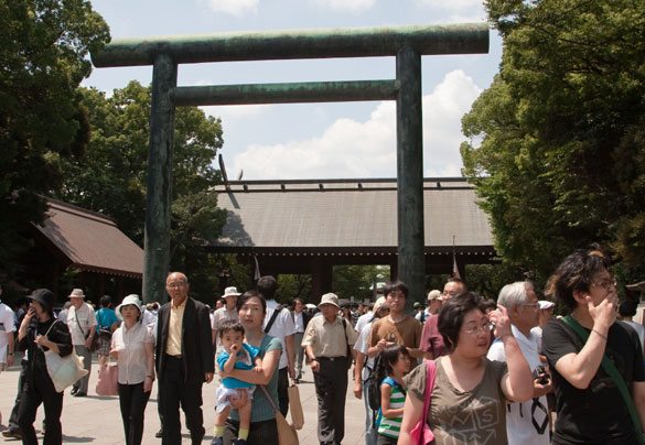 Right-wing groups and others paying respects to Japan's war dead as seen at Yasukuni Shrine on August 15 Right-wing groups and others paying respects to Japan's war dead as seen at Yasukuni Shrine on August 15