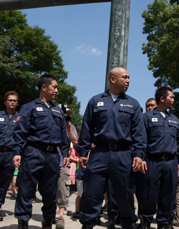 Right-wing groups and others paying respects to Japan's war dead as seen at Yasukuni Shrine on August 15 Right-wing groups and others paying respects to Japan's war dead as seen at Yasukuni Shrine on August 15