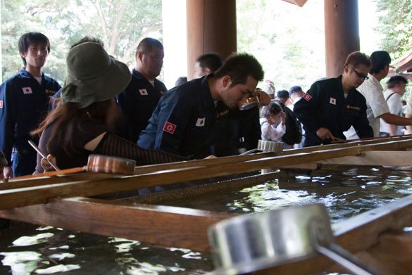 Right-wing groups and others paying respects to Japan's war dead as seen at Yasukuni Shrine on August 15 Right-wing groups and others paying respects to Japan's war dead as seen at Yasukuni Shrine on August 15