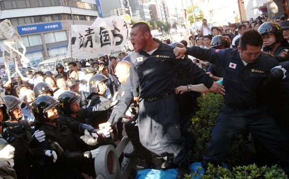 Right-wing members tussle with police during a left-wing march toward Yasukuni Shrine in Kudanshita, Tokyo on Saturday, August 15. Right-wing members tussle with police during a left-wing march toward Yasukuni Shrine in Kudanshita, Tokyo on Saturday, August 15.