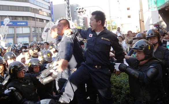 Right-wing members tussle with police during a left-wing march toward Yasukuni Shrine in Kudanshita, Tokyo on Saturday, August 15. Right-wing members tussle with police during a left-wing march toward Yasukuni Shrine in Kudanshita, Tokyo on Saturday, August 15.