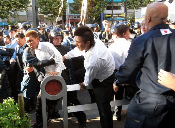 Right-wing members tussle with police during a left-wing march toward Yasukuni Shrine in Kudanshita, Tokyo on Saturday, August 15. Right-wing members tussle with police during a left-wing march toward Yasukuni Shrine in Kudanshita, Tokyo on Saturday, August 15.