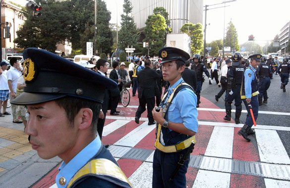 Right-wing members tussle with police during a left-wing march toward Yasukuni Shrine in Kudanshita, Tokyo on Saturday, August 15. Right-wing members tussle with police during a left-wing march toward Yasukuni Shrine in Kudanshita, Tokyo on Saturday, August 15.