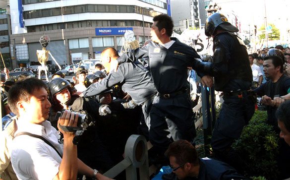 Right-wing members tussle with police during a left-wing march toward Yasukuni Shrine in Kudanshita, Tokyo on Saturday, August 15. Right-wing members tussle with police during a left-wing march toward Yasukuni Shrine in Kudanshita, Tokyo on Saturday, August 15.