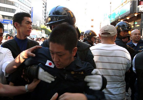 Right-wing members tussle with police during a left-wing march toward Yasukuni Shrine in Kudanshita, Tokyo on Saturday, August 15. Right-wing members tussle with police during a left-wing march toward Yasukuni Shrine in Kudanshita, Tokyo on Saturday, August 15.