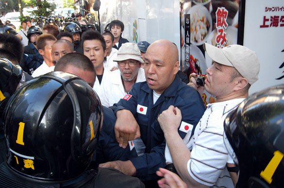 Right-wing members tussle with police during a left-wing march toward Yasukuni Shrine in Kudanshita, Tokyo on Saturday, August 15. Right-wing members tussle with police during a left-wing march toward Yasukuni Shrine in Kudanshita, Tokyo on Saturday, August 15.