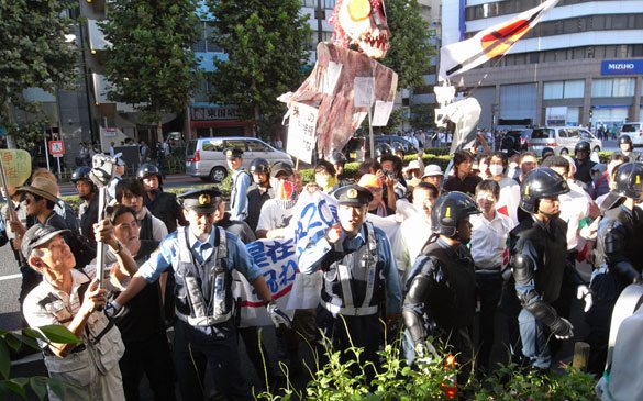 Right-wing members tussle with police during a left-wing march toward Yasukuni Shrine in Kudanshita, Tokyo on Saturday, August 15. Right-wing members tussle with police during a left-wing march toward Yasukuni Shrine in Kudanshita, Tokyo on Saturday, August 15.