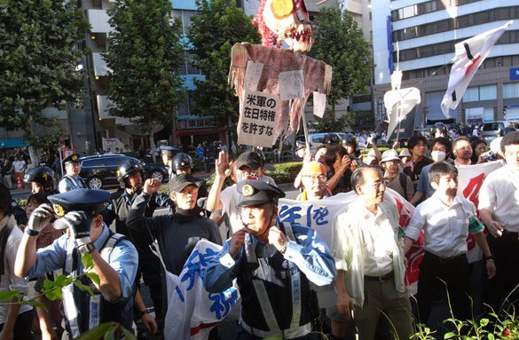 Right-wing members tussle with police during a left-wing march toward Yasukuni Shrine in Kudanshita, Tokyo on Saturday, August 15. Right-wing members tussle with police during a left-wing march toward Yasukuni Shrine in Kudanshita, Tokyo on Saturday, August 15.