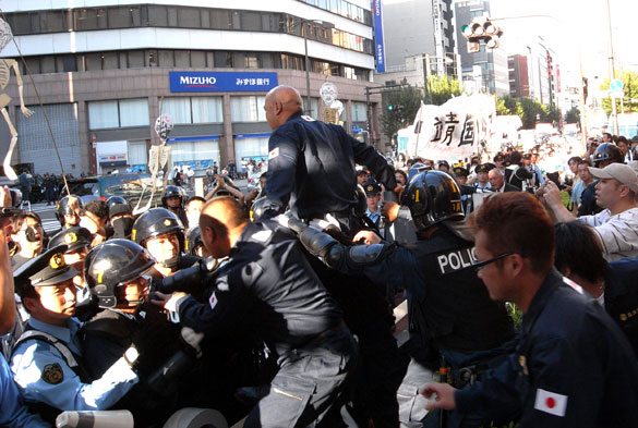 Right-wing members tussle with police during a left-wing march toward Yasukuni Shrine in Kudanshita, Tokyo on Saturday, August 15. Right-wing members tussle with police during a left-wing march toward Yasukuni Shrine in Kudanshita, Tokyo on Saturday, August 15.