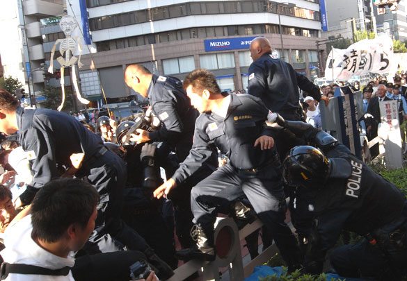 Right-wing members tussle with police during a left-wing march toward Yasukuni Shrine in Kudanshita, Tokyo on Saturday, August 15. Right-wing members tussle with police during a left-wing march toward Yasukuni Shrine in Kudanshita, Tokyo on Saturday, August 15.