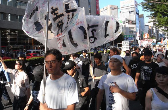 Right-wing members tussle with police during a left-wing march toward Yasukuni Shrine in Kudanshita, Tokyo on Saturday, August 15. Right-wing members tussle with police during a left-wing march toward Yasukuni Shrine in Kudanshita, Tokyo on Saturday, August 15.
