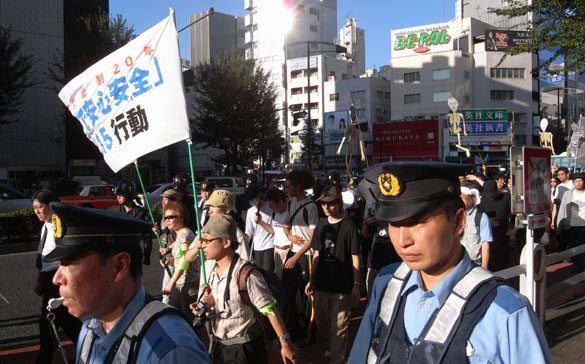 Right-wing members tussle with police during a left-wing march toward Yasukuni Shrine in Kudanshita, Tokyo on Saturday, August 15. Right-wing members tussle with police during a left-wing march toward Yasukuni Shrine in Kudanshita, Tokyo on Saturday, August 15.