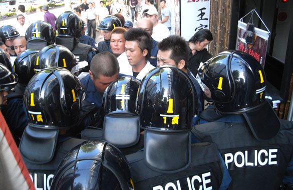 Right-wing members tussle with police during a left-wing march toward Yasukuni Shrine in Kudanshita, Tokyo on Saturday, August 15. Right-wing members tussle with police during a left-wing march toward Yasukuni Shrine in Kudanshita, Tokyo on Saturday, August 15.