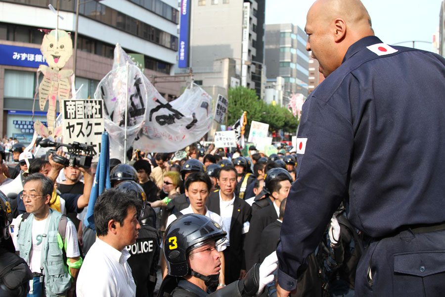 Right-wing groups protest anti-Yasukuni Shrine march in Tokyo Right-wing groups protest anti-Yasukuni Shrine march in Tokyo