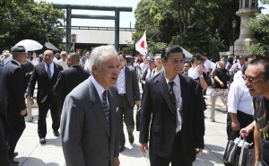 Mitsunori Agata (left) of the Sumiyoshi-kai