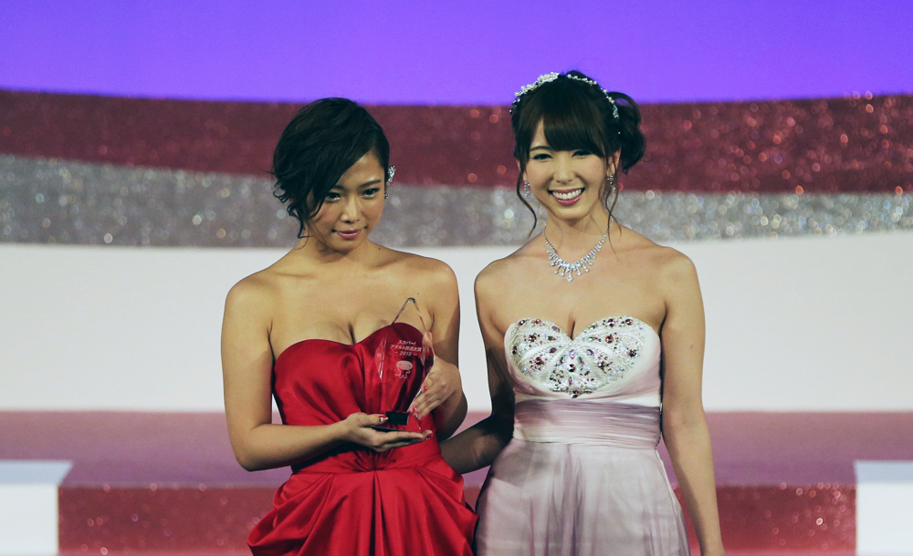 Mana Sakura (left) with Yui Hatano (last year's winner)
