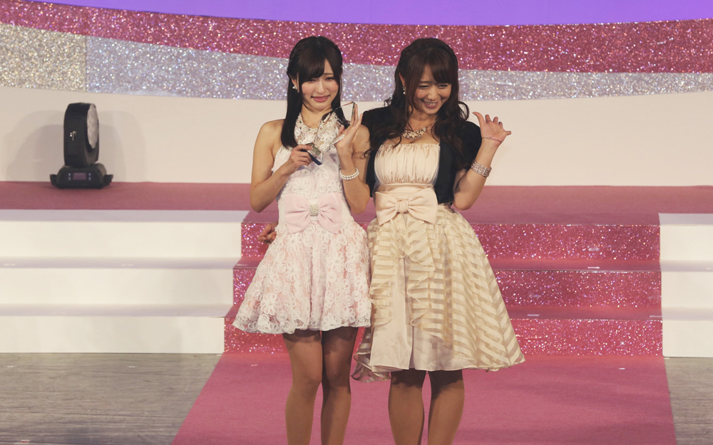 Moe Amatsuka (left) and Marina Shiraishi (2014 winner)