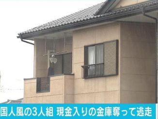 A gang of men believed to be foreigners stole a safe containing 400,000 yen from an apartment in Ota City