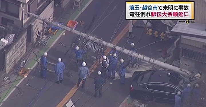 A car crashed into a utility pole that fell over and blocked a road in Saitama Prefecture (TBS News)
