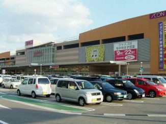 Police are hunting for a woman who bit a security guard at Aeon Mall Otsu Himeji after being accused of shoplifting