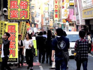 A female police officer has resigned after admitted to embezzling funds for visits to host clubs in the Kabukicho red-light district of Shinjuku Ward