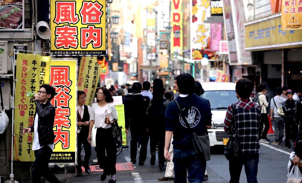 A female police officer has resigned after admitted to embezzling funds for visits to host clubs in the Kabukicho red-light district of Shinjuku Ward