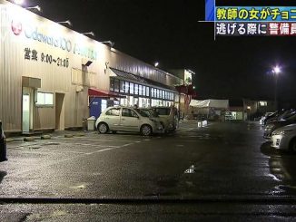 An elementary school teacher accused of shoplifting allegedly assaulted a security guard in Odawara City on Sunday