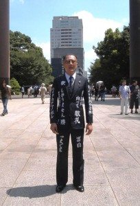 Comedian Minoru Torihada pays his respects at Yasukuni Shrine on Saturday, August 15 in Kudanshita, Tokyo