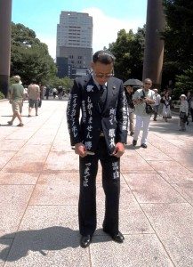 Comedian Minoru Torihada pays his respects at Yasukuni Shrine on Saturday, August 15 in Kudanshita, Tokyo