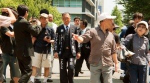 Comedian Minoru Torihada pays his respects at Yasukuni Shrine on Saturday, August 15 in Kudanshita, Tokyo