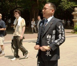 Comedian Minoru Torihada pays his respects at Yasukuni Shrine on Saturday, August 15 in Kudanshita, Tokyo