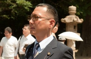 Comedian Minoru Torihada pays his respects at Yasukuni Shrine on Saturday, August 15 in Kudanshita, Tokyo
