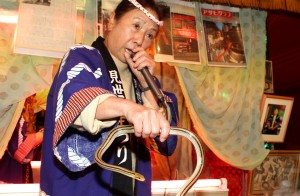 On Friday, the traveling "snake lady" was at the tori no ichi festival at Hanazono Shrine in Tokyo's Shinjuku Ward for the final time this year.