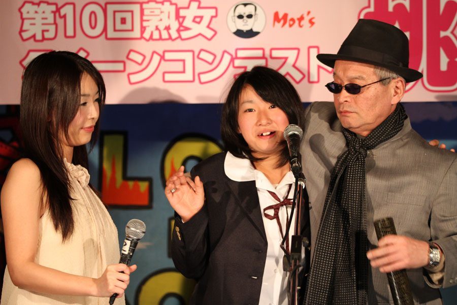 Motoji Takasu (right) and AV actress Yukari Nakai (center) at the 'Mature Queen Contest'