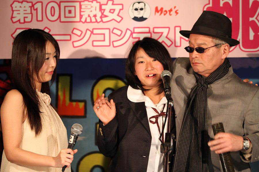Motoji Takasu (right) and AV actress Yukari Nakai (center) at the 'Mature Queen Contest'