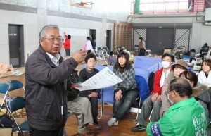 In the Koriyama Junior High School Gymnasium, volunteers receive their assignments. In the Koriyama Junior High School Gymnasium, volunteers receive their assignments.