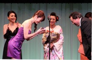 Maki Hojo was named Best Mature Actress at the Sky PerfecTV! Adult Broadcasting Awards 2012 that took place on February 14 at a hotel ballroom in Tokyo's Shinagawa district.
