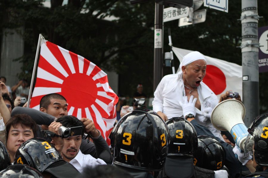 Right-wing groups clash with police in Kudanshita, Tokyo