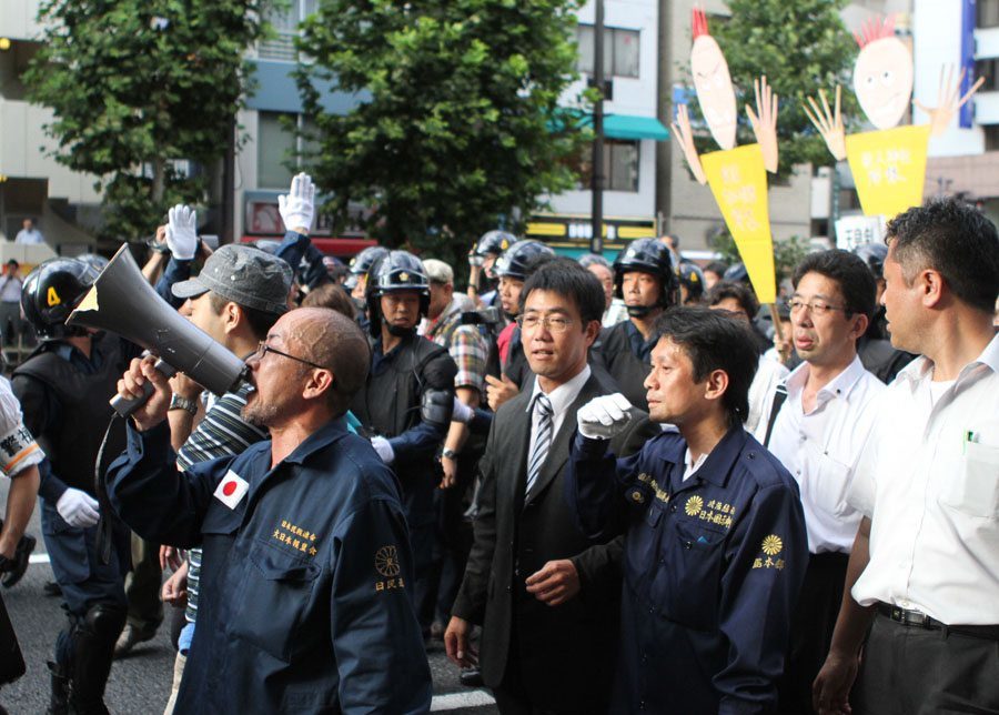 Right-wing groups clash with police in Kudanshita, Tokyo
