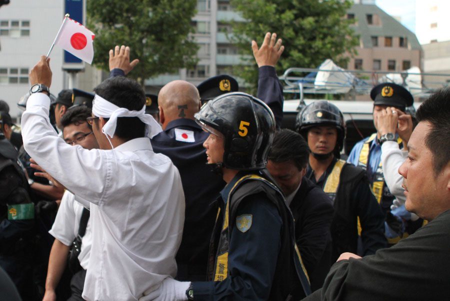 Right-wing groups clash with police in Kudanshita, Tokyo