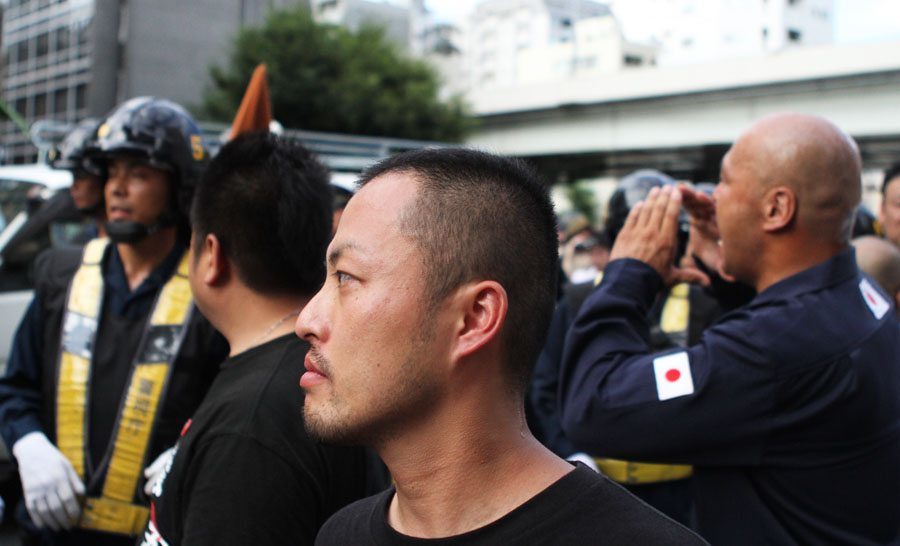 Right-wing groups clash with police in Kudanshita, Tokyo
