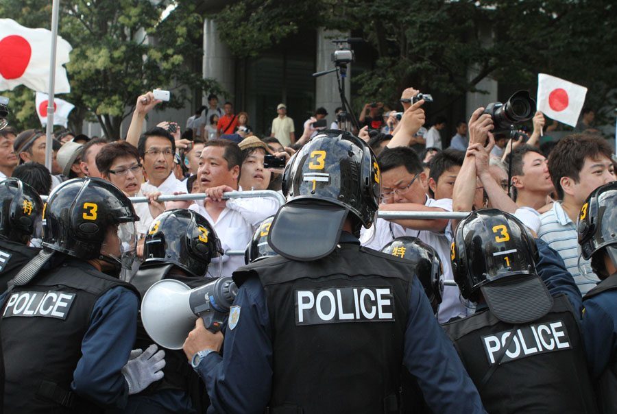 Right-wing groups clash with police in Kudanshita, Tokyo