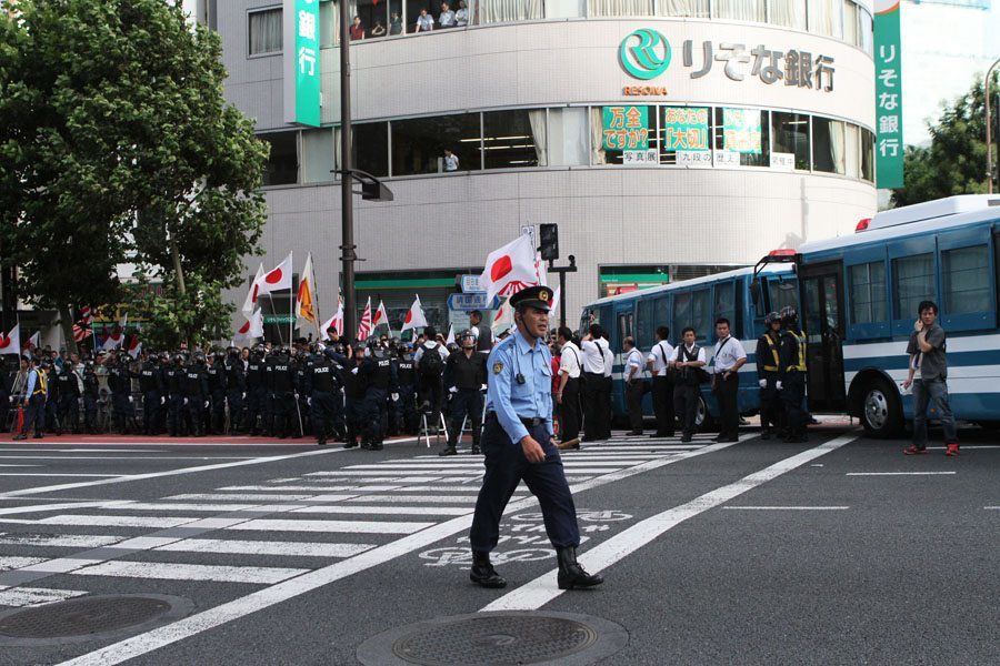 Right-wing groups clash with police in Kudanshita, Tokyo
