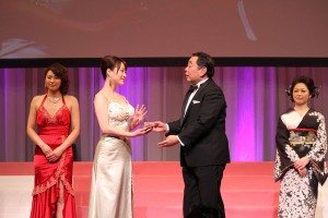 Akari Hoshino takes Best Mature Actress at 2013 porn awards